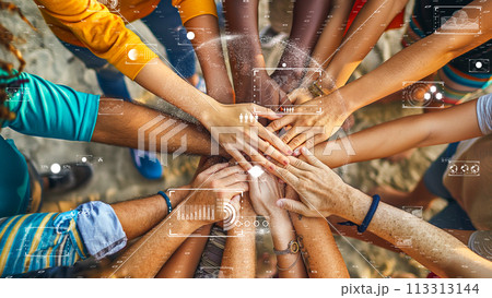 デジタルインターフェイスと手を融合させた、人間の多様性とテクノロジーの調和。 113313144