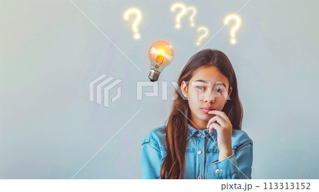 熟考する若い女の子と明るいアイデアを象徴するデジタル電球を備えた創造的な心のコンセプト。 113313152