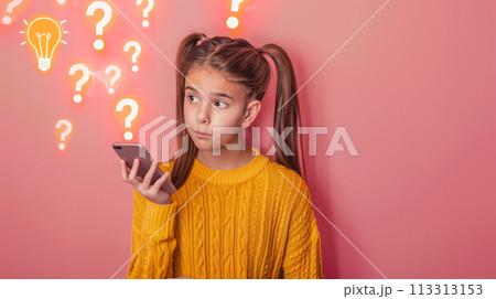 熟考する若い女の子と明るいアイデアを象徴するデジタル電球を備えた創造的な心のコンセプト。 113313153