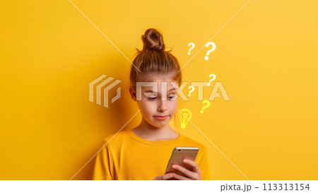 熟考する若い女の子と明るいアイデアを象徴するデジタル電球を備えた創造的な心のコンセプト。 113313154