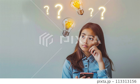 熟考する若い女の子と明るいアイデアを象徴するデジタル電球を備えた創造的な心のコンセプト。 113313156
