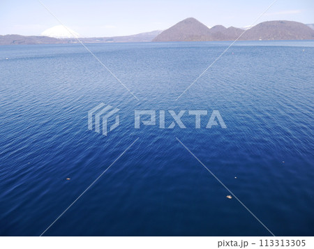 春の洞爺湖の風景(北海道) 113313305