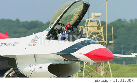 アメリカ空軍アクロバットチーム「サンダーバーズ」リーダー搭乗 113313307