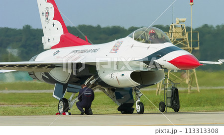アメリカ空軍アクロバットチーム「サンダーバーズ」リーダー始動 113313308