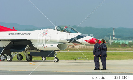 アメリカ空軍アクロバットチーム「サンダーバーズ」ソロ発進 アメリカ空軍アクロバットチーム「サンダーバーズ」ソロ発進 113313309