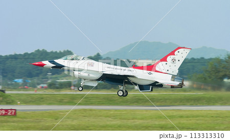 アメリカ空軍アクロバットチーム「サンダーバーズ」ソロ離陸 アメリカ空軍アクロバットチーム「サンダーバーズ」ソロ離陸 113313310