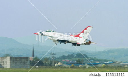 アメリカ空軍アクロバットチーム「サンダーバーズ」ソロ離陸 113313311