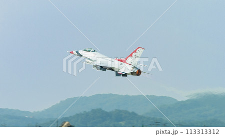 アメリカ空軍アクロバットチーム「サンダーバーズ」ソロ離陸 113313312