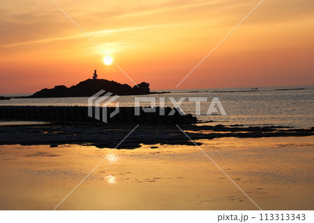 日本海深浦の春の夕日 日本海深浦の春の夕日 113313343