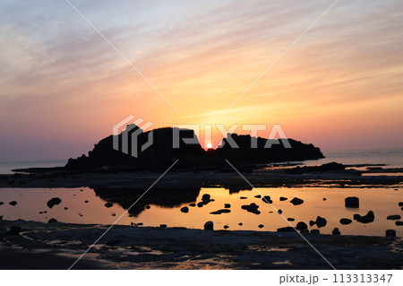 日本海深浦の春の夕日 113313347
