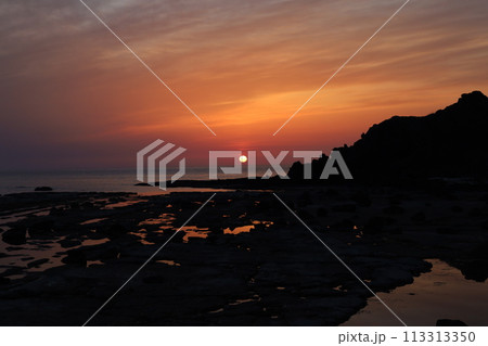 日本海深浦の春の夕日 日本海深浦の春の夕日 113313350