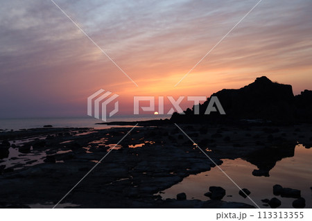 日本海深浦の春の夕日 113313355
