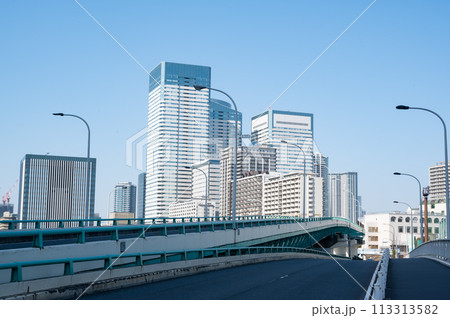 道路と高層ビルの都市風景 道路と高層ビルの都市風景 113313582