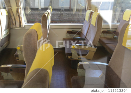 ローカル線・車両形式281系直流特急形車両・特急はるかの座席 113313894