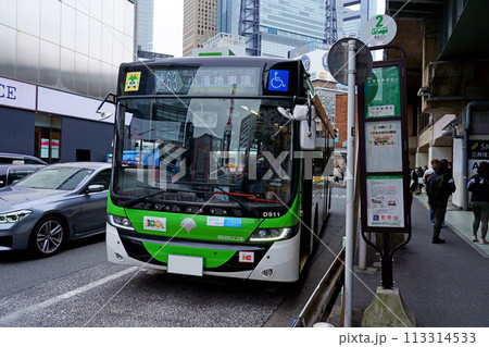 新橋駅に停車する都営バスのフルフラット車(スカニア) 新橋駅に停車する都営バスのフルフラット車(スカニア) 113314533