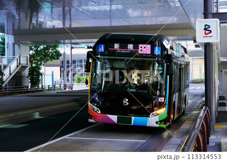 新橋バス停に到着した東京BRT（TOYOTA SORA） 113314553