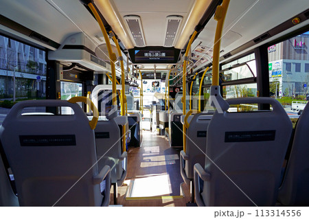 選手村ルートを走る東京BRTの車内/ワイド（TOYOTA SORA） 113314556