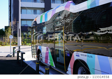 晴海五丁目ターミナルに停車する東京BRT/横面アップ（TOYOTA SORA） 113314558