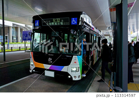 新橋バス停で乗降を行う東京BRTの連節バス（いすゞエルガデュオ） 113314597