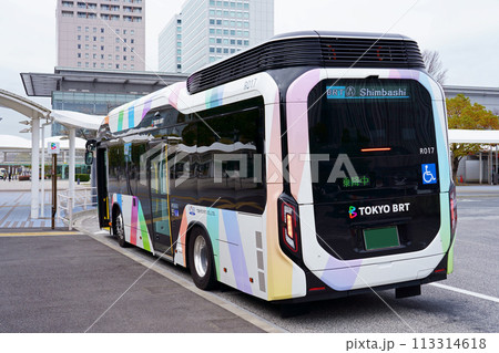 国際展示場駅に停車中の新橋行きの東京BRT/背面(TOYOTA SORA) 国際展示場駅に停車中の新橋行きの東京BRT/背面(TOYOTA SORA) 113314618
