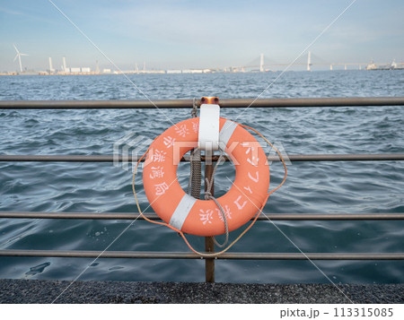 横浜市港湾局の救命浮き輪 113315085