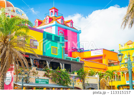 アメリカンビレッジ 沖縄観光スポット 青空 リゾート 旅行 街並み 113315157