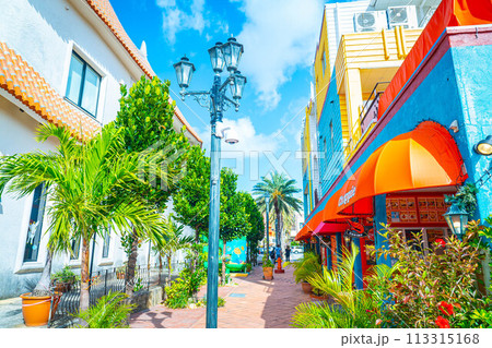 アメリカンビレッジ 沖縄観光スポット 青空 リゾート 映えスポット アメリカンビレッジ 沖縄観光スポット 青空 リゾート 映えスポット 113315168