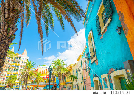 北谷 街並み 沖縄観光 旅行 南国リゾート 青空 快晴 カラフル 113315181