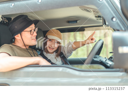 RV車・SUV・自動車で旅行・ドライブ・キャンプするアウトドア好きな夫婦キャンパー・カップル 113315237
