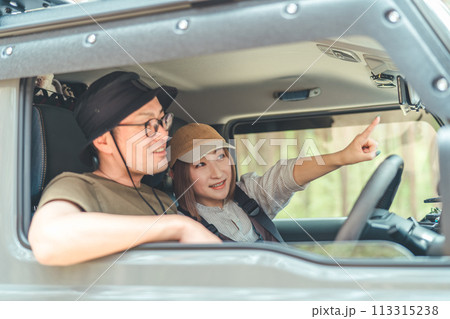 RV車・SUV・自動車で旅行・ドライブ・キャンプするアウトドア好きな夫婦キャンパー・カップル RV車・SUV・自動車で旅行・ドライブ・キャンプするアウトドア好きな夫婦キャンパー・カップル 113315238