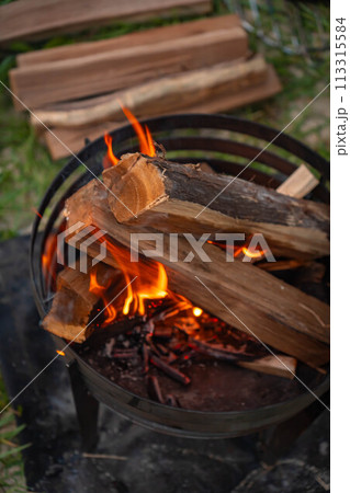 焚き火台 炎 薪 炎 キャンプ画像 焚き火写真 113315584