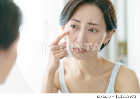 スキンケアに悩むミドル女性 スキンケアに悩むミドル女性 113315972