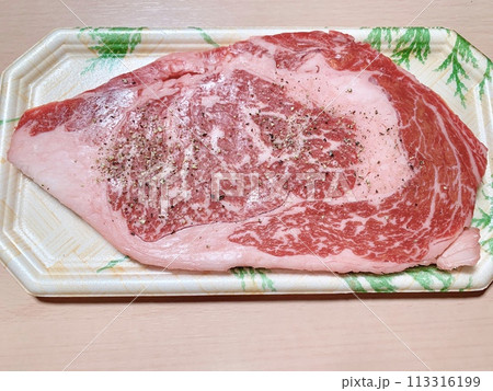 写真素材　牛ロース肉ステーキ用（みさき牛） 113316199