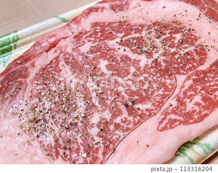 写真素材 牛ロース肉ステーキ用(みさき牛) 写真素材 牛ロース肉ステーキ用(みさき牛) 113316204