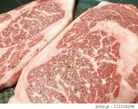 写真素材　牛ロース肉ステーキ用（みさき牛） 113316206