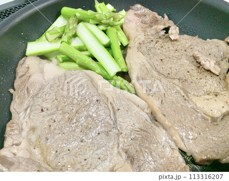 写真素材　牛ロース肉ステーキ（みさき牛） 113316207