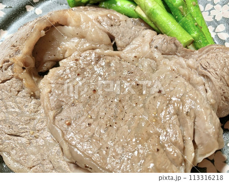 写真素材　牛ロース肉ステーキ（みさき牛） 113316218