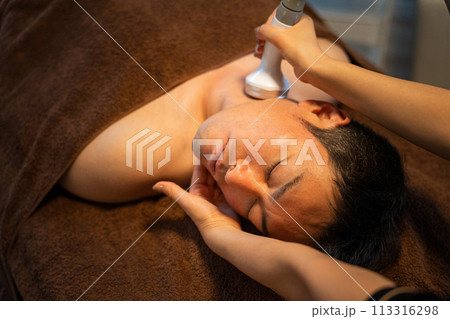 メンズエステで肩のラジオ波・キャビテーションによる施術を受ける男性（スキンケア・肩こり） 113316298