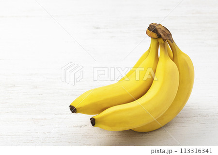 白板に置いたバナナ 113316341