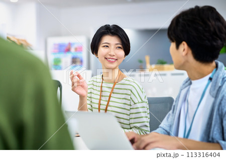 オフィスで働く若い女性エンジニア オフィスで働く若い女性エンジニア 113316404