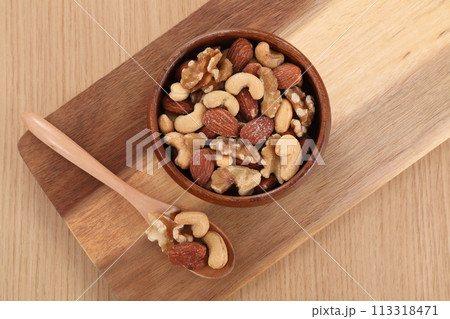 器に盛られたミックスナッツ 113318471