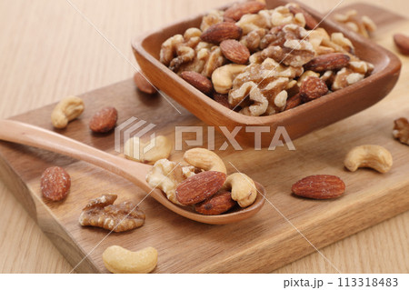 器に盛られたミックスナッツ 113318483