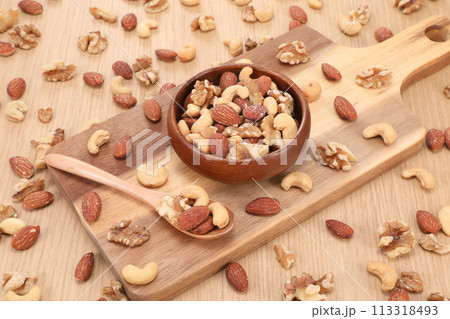 器に盛られたミックスナッツ 113318493