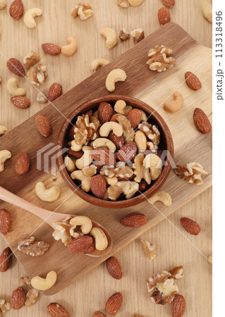 器に盛られたミックスナッツ 113318496