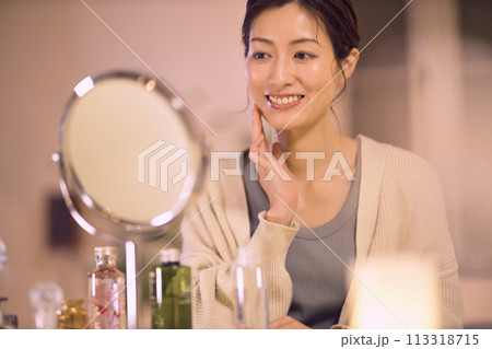夜のスキンケアをするミドル女性 113318715