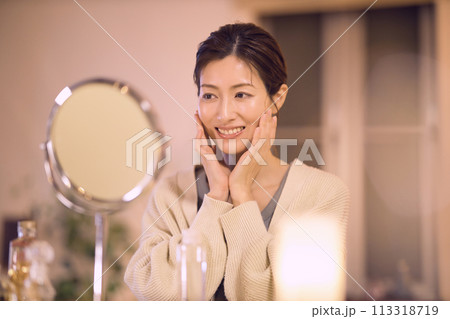 夜のスキンケアをするミドル女性 113318719