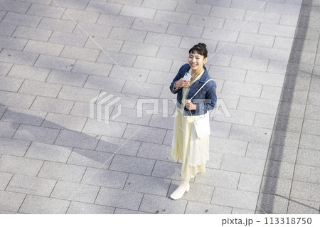 街を歩く若い女性 街を歩く若い女性 113318750