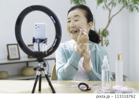シニアユーチューバー　美容配信をするシニア女性 113318762
