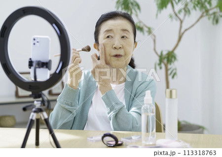 シニアユーチューバー　美容配信をするシニア女性 113318763