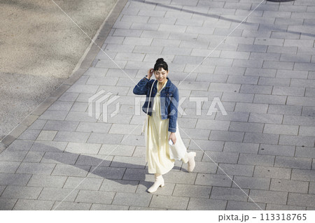 街を歩く若い女性 113318765